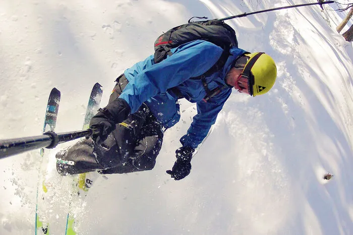 Markus Gauster beim Freeskiing im steilen Tiefschnee.