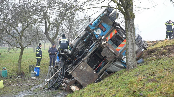 Ein Lkw-Lenker ist am Mittwochvormittag im niederösterreichischen Wolfsbach mit seinem Fahrzeug von der eisglatten Straße abgekommen.