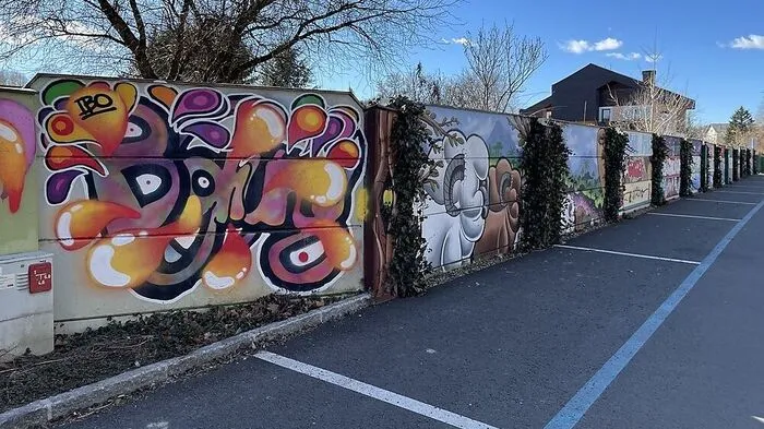 Diese Mauer gegenüber vom Bundesschulzentrum ist eine der sogenannten 'legal walls' in Feldbach.