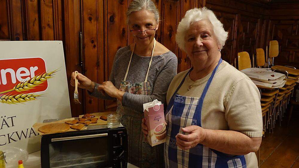 Edeltraud Luser (81) mit ihrer Tochter Erika, die die Lebkuchenwerkstatt organisiert  hat