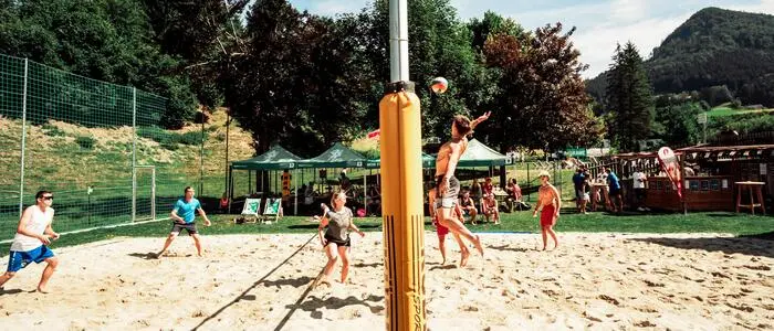 Erst kürzlich wurde der Beachvolleyball-Platz in Weng erneuert
