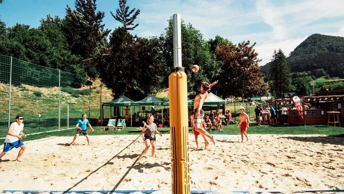 Erst kürzlich wurde der Beachvolleyball-Platz in Weng erneuert
