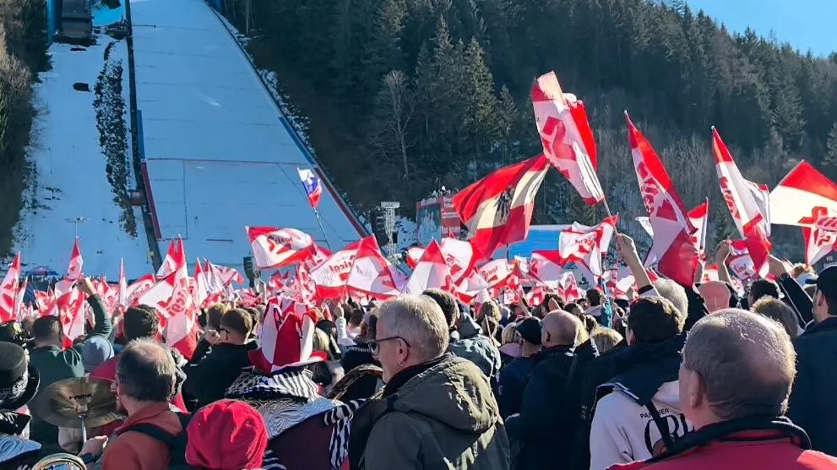 Fahnenschwingen und ein Spektakel am Kulm: angefacht auch durch die Top-Leistungen der österreichischen Adler