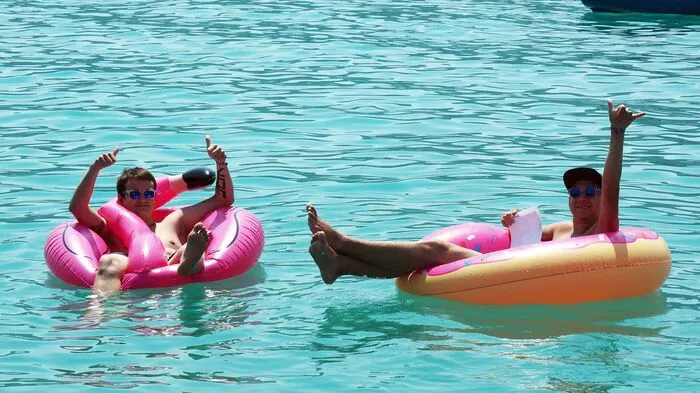 Sommer, Sonne, Strand und Wasser! Was braucht es mehr zum glücklich sein? Beim Wake The Lake Festival im Krumpendorfer Parkbad ging es am Samstag in der Hitze schon richtig rund. Da wollte keiner lange raus aus dem Wasser. Für einen Zehner konnte man unter anderem Blob-Springen, über dem Wasser klettern, Stand Up paddeln und noch vieles mehr. So dürfte das Angebot gerne immer aussehen.