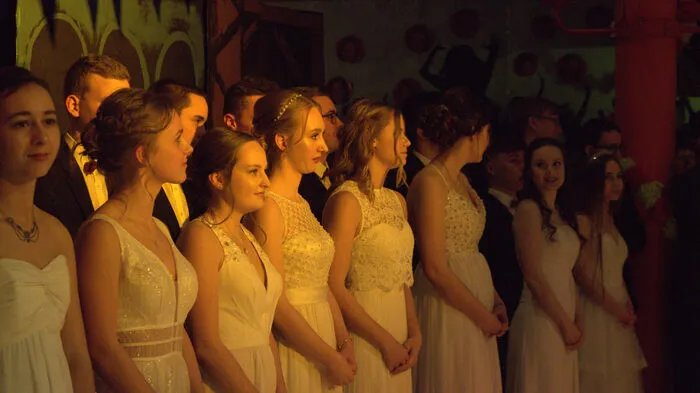 Zu Beginn verzauberten die Maturantinnen und Maturanten die Gäste mit einer Polonaise...