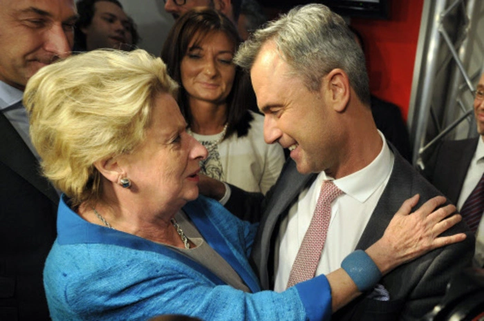 Bei der FPÖ hingegen wurde ausgelassen gefeiert. Ursula Stenzel, die kurzfristig als Kandidatin gehandelt wurde, herzte Spitzenkandidat Norbert Hofer. 