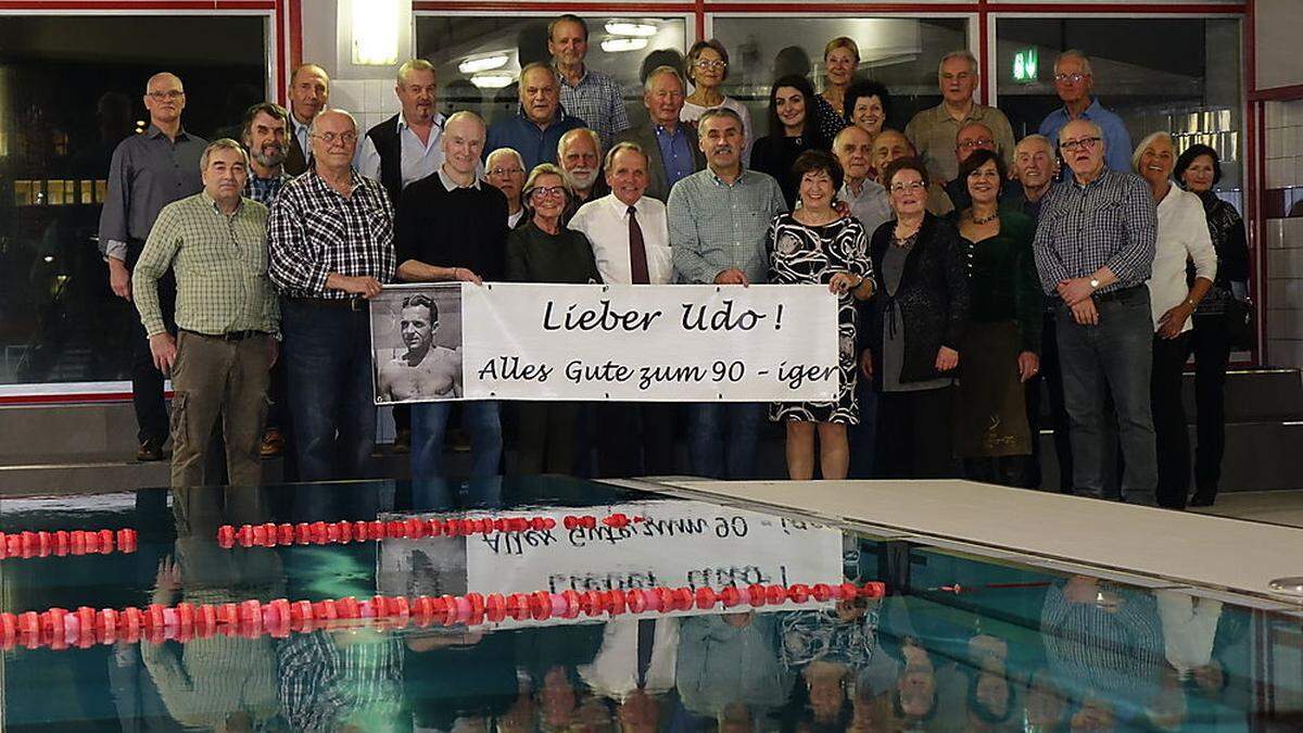 Die Gratulanten rund um Jubilar Udo Großberger (weißes Hemd) im Kapfenberger Hallenbad