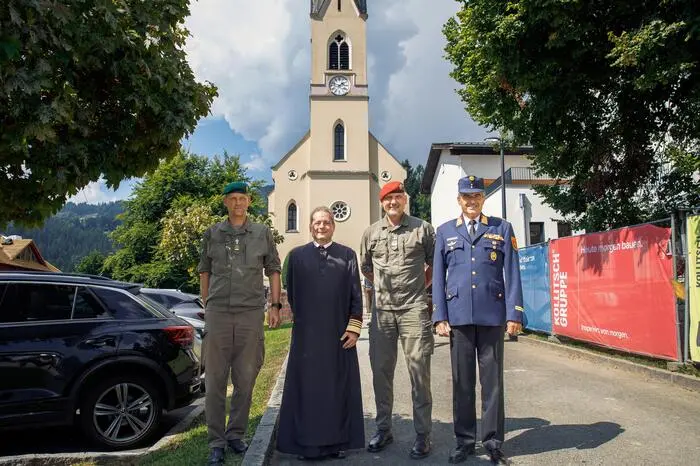 In der Vier-Evangelisten-Kirche in Arriach wurde der Gottesdienst abgehalten, anschließend fand eine Kranzniederlegung beim Kriegerdenkmal statt