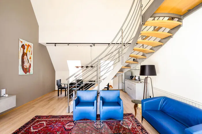 Ein Blickfang ist die geschwungene Treppe ...