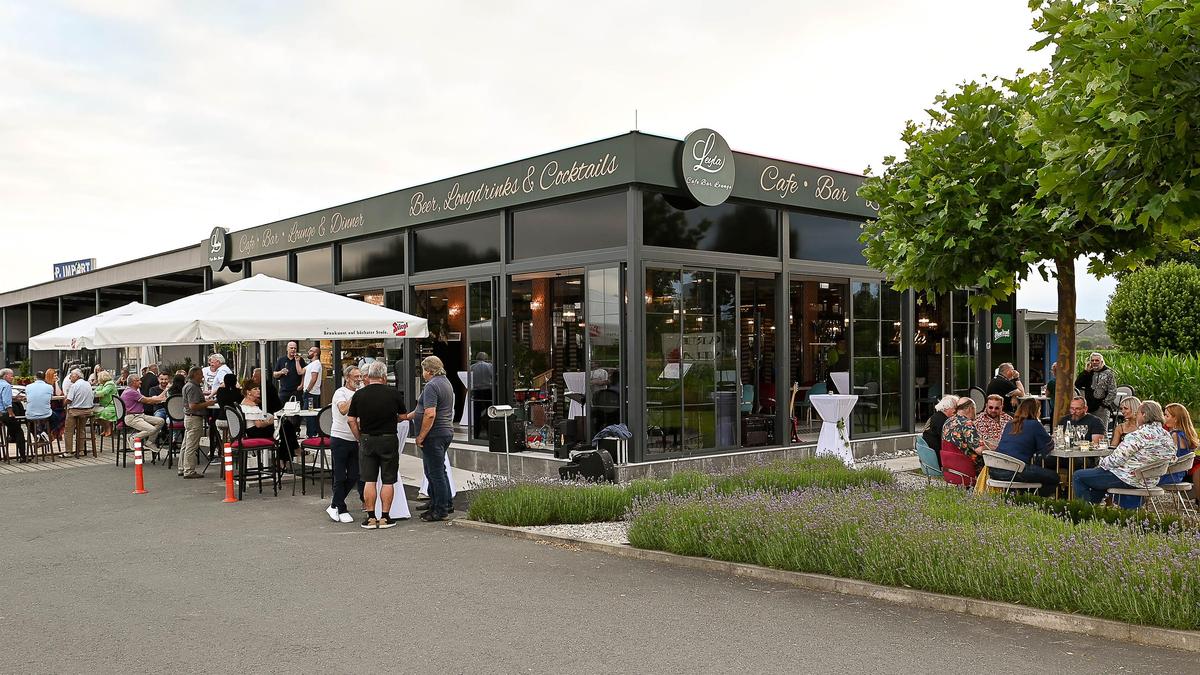 Gäste finden im „Cafe Leyla“ ein modernes Ambiente mit viel Tageslicht vor