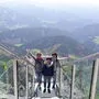 Die japanischen Gäste genießen den Skywalk am Dachstein