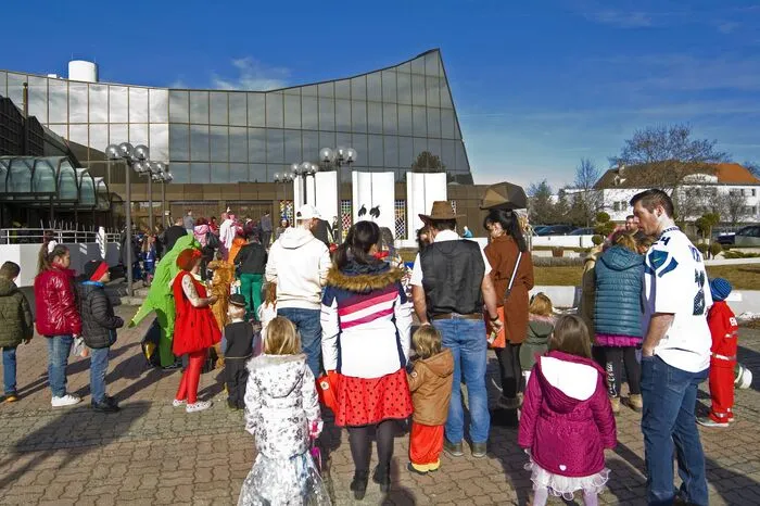 Mehr als 30 ehrenamtliche Mitarbeiterinnen und Mitarbeiter schauten darauf, dass es an nichts fehlte und eine ausgelassene Stimmung am Ball herrschte. Bei Popcorn und Zuckerwatte standen die Kinder Schlange, das Klettergerüst war ständig besetzt und das Glücksrad drehte sich oft. 