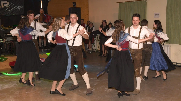 Die Landjugend Maria Saal hat zur Eröffnung aufgetanzt