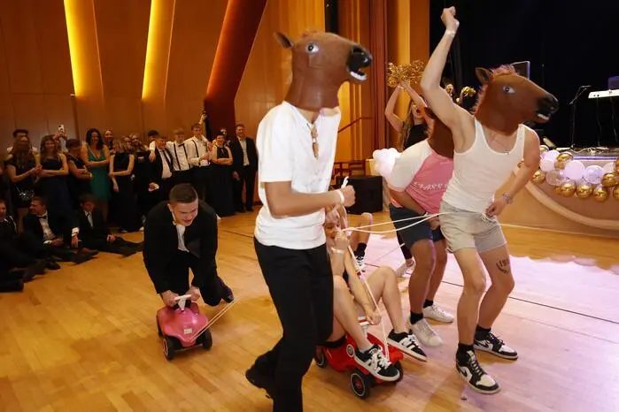 Humor bewiesen die Maturantinnen und Maturanten bei der Mitternachtsshow. Mit olympischen Disziplinen wie „Hobbyhorsing“ und „Dancebattle“ brachten sie das Publikum zum Lachen und Staunen. 