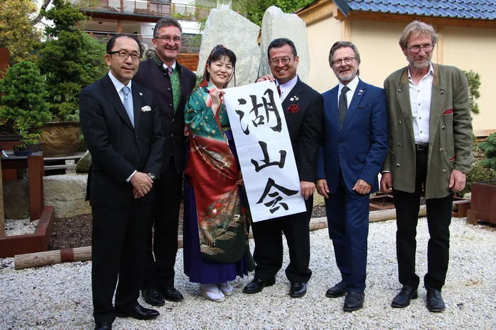 Die Seebodner gründeten den Verein Ko San Kai, was bedeutet See Berg Veren. Mit Obmann Fritz Wollner sollen die freundschaftlichen Beziehungen vertieft werden. Foto: Der Japanische Botschafter Kiyoshi Koinuma, Bürgermeister Wolfgang Klinar, Kalligrafie-Künstlerin Sakuragi Keisetsu, Toshihisa Tamai (Bürgermeister der Stadt Saijo), Fritz Wollner und Günther Klösch.