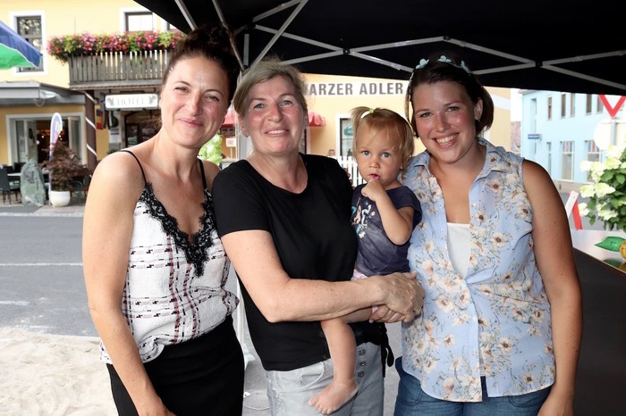 Im Rahmen des Festes lud Annemarie Saurer zum zehnten Dirndlwandertag.
