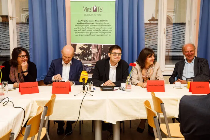 Kaup-Hasler, Resetarits, Kager-Schwar und Zotter berichteten Moderator Ranacher von ihrer Nacht im VinziTel und ihre Beweggründe um zu kommen