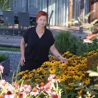 Ingrid Grillitsch-Münzer inmitten ihrer Blumen