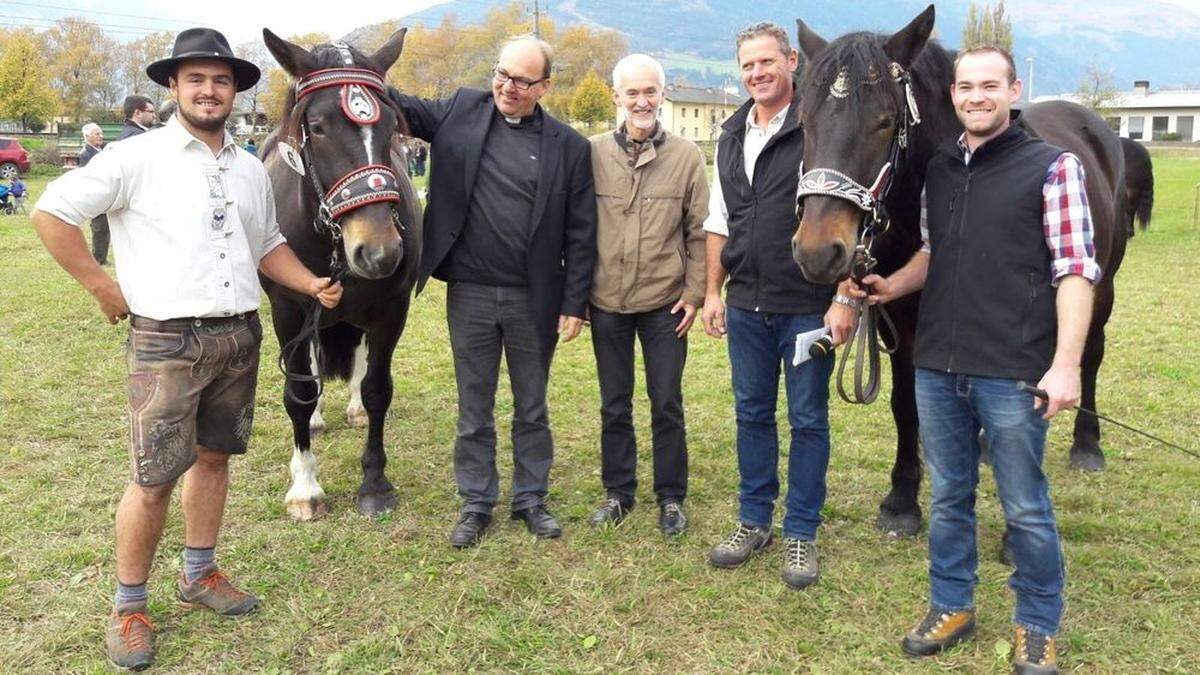 Hermann Glettler, designierter Bischof von Tirol (2. von links), tauchte mit Dekan Bernhard Kranebitter (Mitte) bei der Noriker-Stutbuchaufnahme auf 