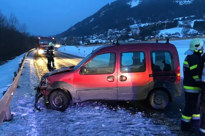 Der Pkw kam quer auf der Gegenfahrbahn zum Stillstand. Die Lenkerin aus dem Bezirk Leoben blieb unverletzt, am Pkw entstand Totalschaden. Die Feuerwehren versorgten die Unfalllenkerin, sicherten die Einsatzstelle ab und regelten den Verkehr. Mithilfe eines Abschleppunternehmens wurde der verunfallte PKW geborgen. Die B113 Schoberpassbundesstraße war für rund eine Stunde nur einspurig befahrbar.