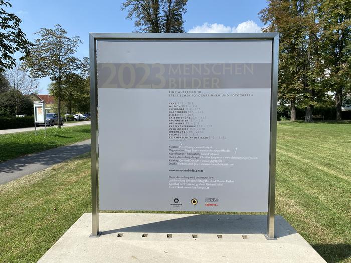 Eine Tafel zeigt Informationen zur Ausstellung Eine Tafel zeigt Informationen zur Ausstellung