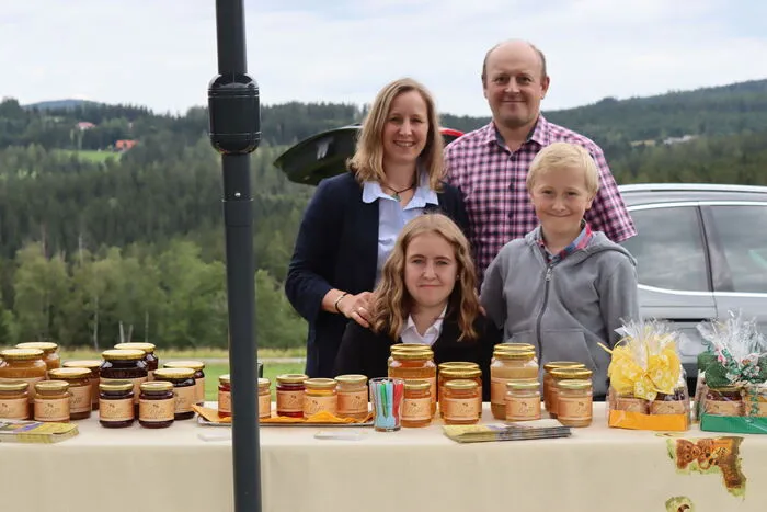 Verschiedenste Direktvermarkter, wie Familie Konrad aus St. Michael, boten in Preitenegg ihre Produkte beim Grünlandtag an.