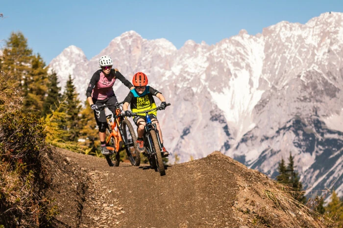 Planaibahn, Bikepark &amp; Hopsiland. Auf der Planai spielt sich’s noch bis 1. November ab, die Bahn fährt täglich, Bikepark und Hopsiland bleiben offen.