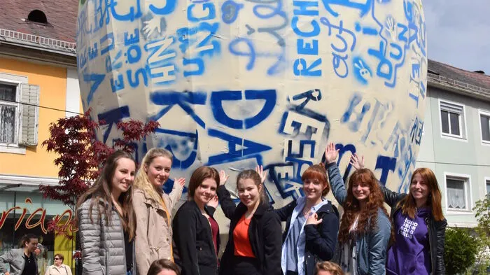 Die Schüler und Schülerinnen aus dem Borg hatten das diesjährige Ei gestaltet.