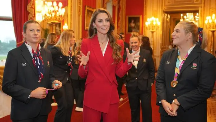 Was für ein Comeback! Bei ihrem Treffen mit der Frauen-Rugby-Nationalmannschaft auf Schloss Windsor war Kate der glänzende Mittelpunkt.