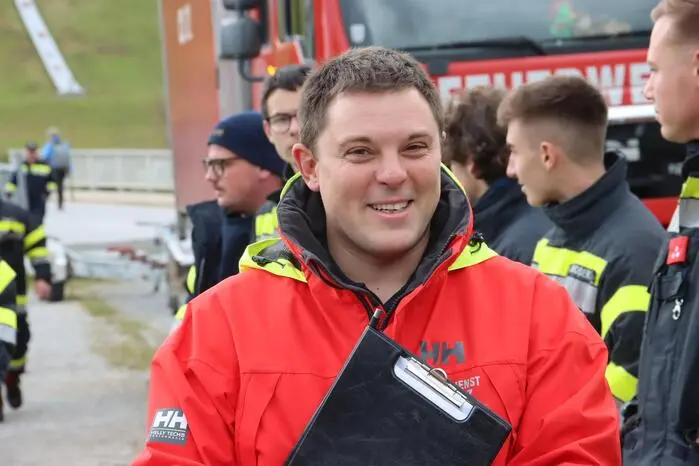 Organisiert wurde sie vom Bereichs-Wasserdienst-Beauftragten Michael Berghofer, der gemeinsam mit acht Feuerwehren ein praxisnahes Szenario vorbereitete. 