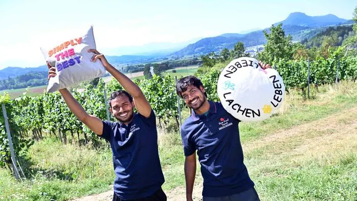 Die beiden jungen Inder Sukhendu Mondal (rechts) und Samrat Patra sind im Kinderdorf des österreichischen Vereins „ZUKI-Zukunft für Kinder“ in Kalkutta aufgewachsen