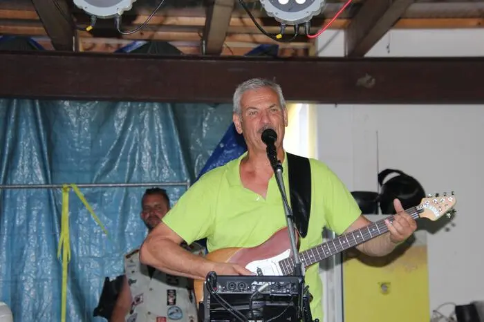 Für rockige Klänge sorgte Adi Pfeil und brachte damit eine gute Stimmung zur Jubiläumsfeier mit