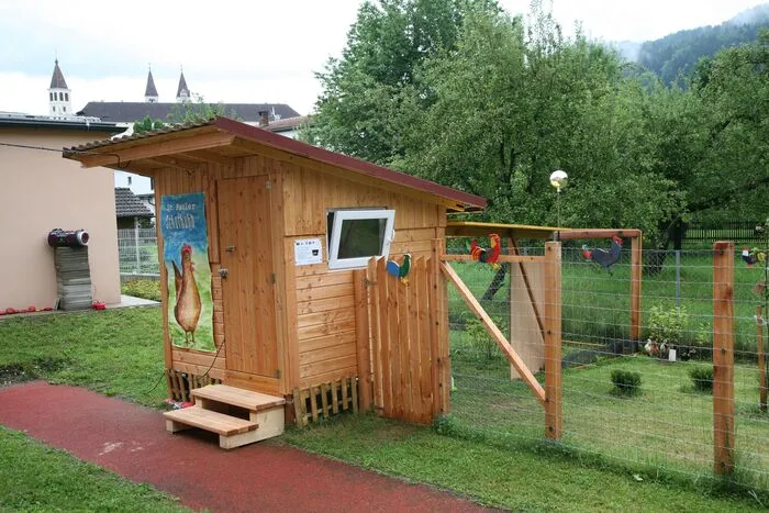 „Das ist Unterricht zum Anfassen“, erzählt Biologielehrer Alfons Vasold stolz. „Die Kinder bekommen nicht nur Wissen vermittelt, sie lernen den achtsamen Umgang mit Tieren, diese zu schätzen und zu schützen.