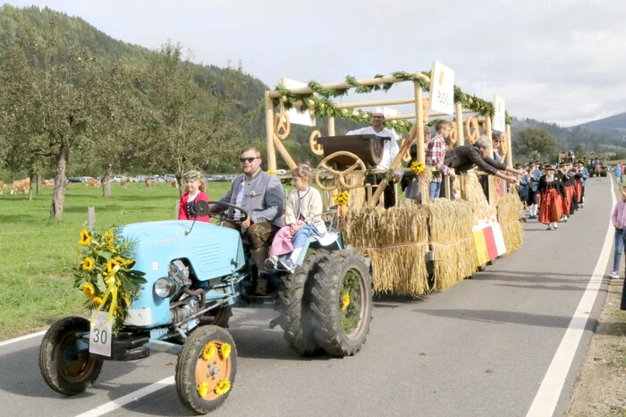 72 festlich geschmückte Wagen boten ein buntes Bild anlässlich des Erntedankumzuges durch den Ort. 