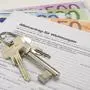 Wohnungsschlüssel und Euro Geldscheine als Miete für Wohnung