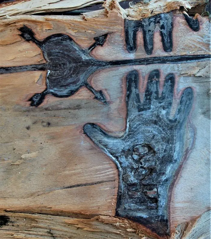 Die Interpretationen sind vielseitig. Etwa sehen manche Menschen darin eine kleine Frauenhand, die sich einer Männerhand annähert