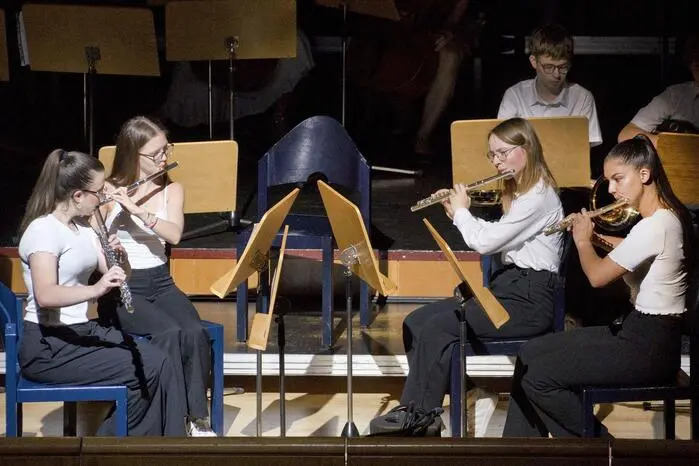 Insgesamt 16 Ensembles standen auf der Bühne und spannten einen Bogen von der Klassik über Volksmusik und vokale Beiträge bis hin zu Rockklängen. 