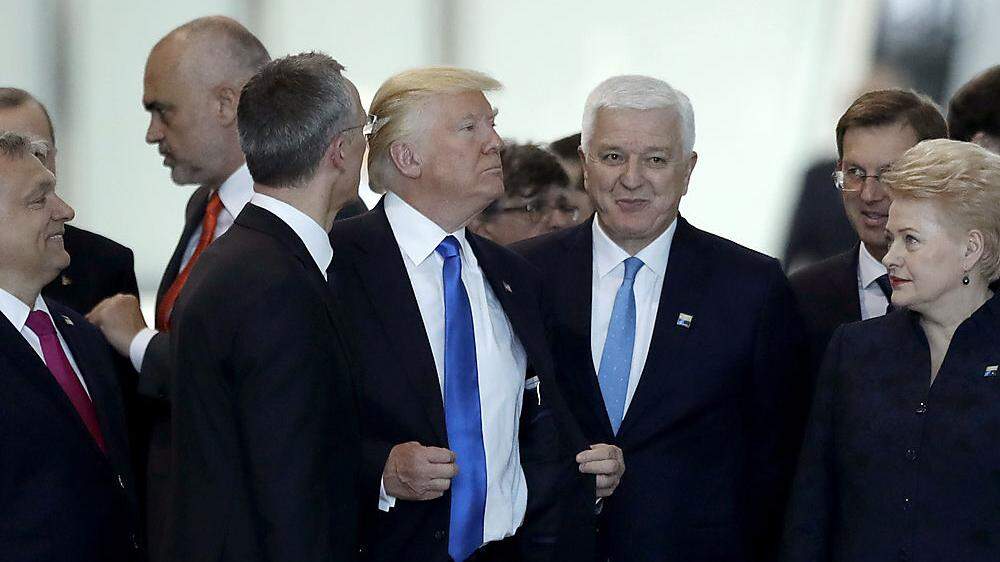 The Donald first: Beim Nato-Gipfel drängt er sich unfein vor Montenegros Premier Dusko Marcovic (rechts)
