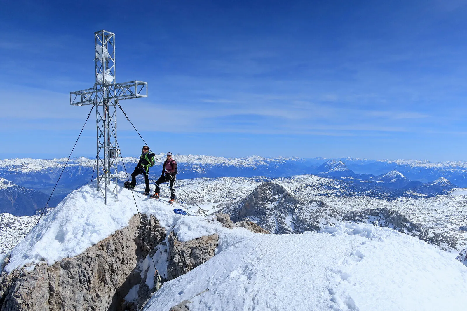 Wenn die Verhältnisse passen, ist der Gipfel des Hohen Dachsteins auch zu dieser Jahreszeit eine machbare Herausforderung