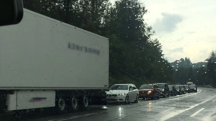 Stau bei der Auffahrt auf die Tauernautobahn A10 bei Weißenstein in Richtung Villach