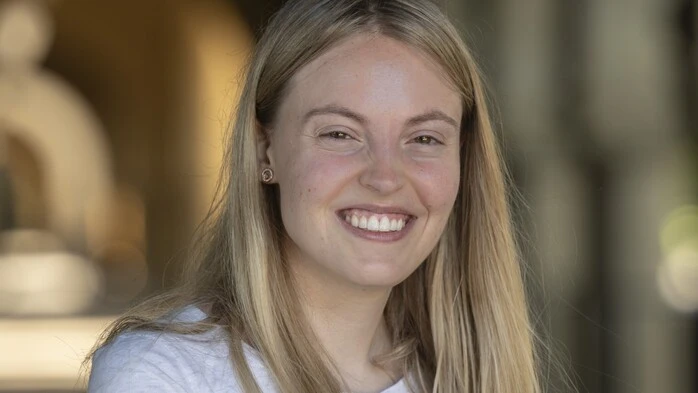 Die Mathematikerin Julia Stadlmann (28) forscht im Teilbereich der analytischen Zahlentheorie und zeigt hier gerade eindrucksvoll auf
