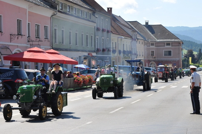 Insgesamt 128 fahrbare Untersätze – Traktoren, Mopeds, Autos, Lkws und Motorräder – konnten bei der 15. Neumarkter Oldtimer-Fahrt bestaunt werden.