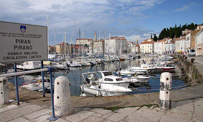 Die reizende Küstenstadt Piran/Pirano mit der St.-Georgs-Kathedrale im Hintergrund