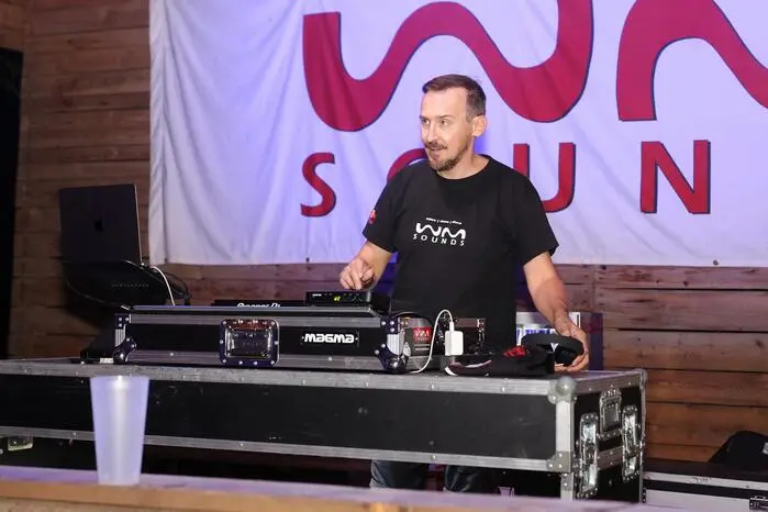 Musikalisch sorgten DJ Chris Mastermind und WM-Sounds-Geschäftsführer Markus Weiss für Partystimmung. . Dass Weiß selbst hinter den Turntables stand, ist keine Selbstverständlichkeit – heute ist er vor allem bei Hochzeiten und Großveranstaltungen im Einsatz.