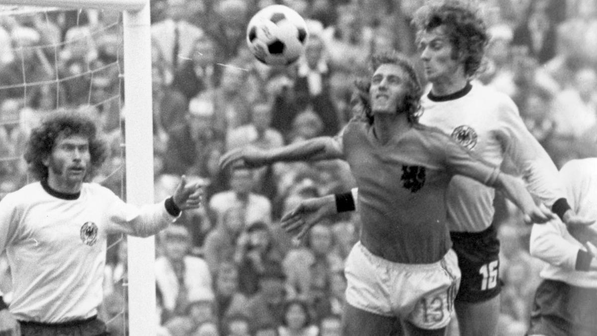 Rainer Bonhof 1974 im Duell mit Johan Neeskens 