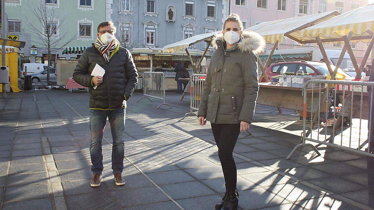 Hoffen auf die Möglichkeit von Veranstaltungen am Hauptplatz: Karl Kräuter und Nicole Malle