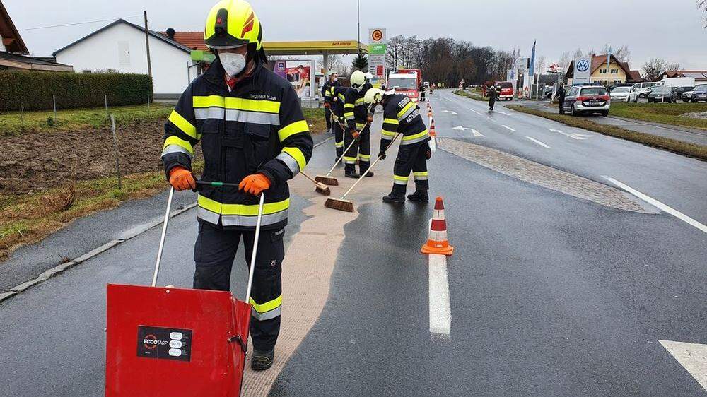 Einsatzkräfte der Feuerwehren binden derzeit das Öl