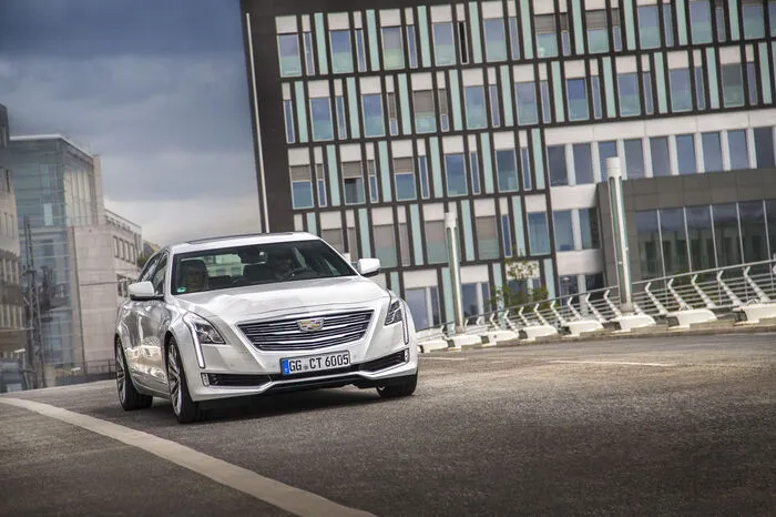 Auf die erstmalige Anwendung der Zylinder-Deaktivierungstechnologie bei einem V6-Turbomotor (vier laufen nach dem Abschalten noch) sowie das 8-Gang-Automatikgetriebe ist man bei Cadillac besonders stolz.