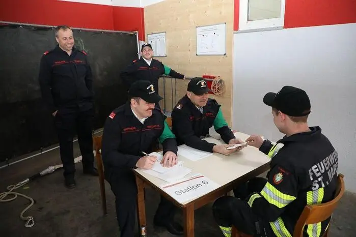 In und rund um das Rüsthaus der Freiwilligen Feuerwehr Sachendorf wurden die Teilnehmer von einem rund 20-köpfigen Bewerterteam geprüft. 