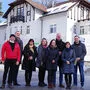 Vertreter von Gemeinde, Kages und den Eigentümern vor der Steingraben-Villa